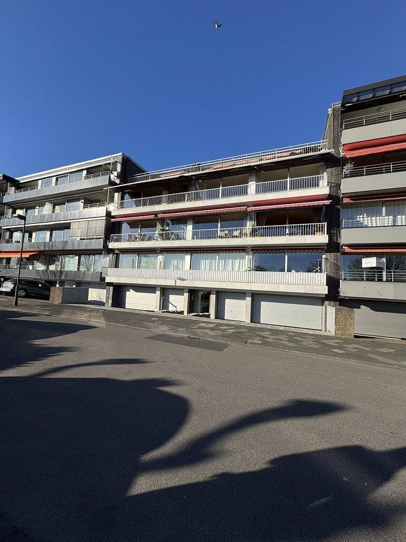 Prenájom bytu 3-izbový 90 m², Rheinallee 137, Düsseldorf, Severné Porýnie - Westfálsko Prenájom bytu 3-izbový 90 m², Rheinallee 137, Düsseldorf, Severné Porýnie - Westfálsko