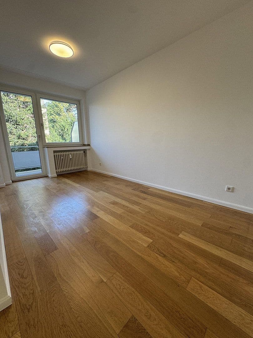 Prenájom bytu 3-izbový 90 m², Rheinallee 137, Düsseldorf, Severné Porýnie - Westfálsko Prenájom bytu 3-izbový 90 m², Rheinallee 137, Düsseldorf, Severné Porýnie - Westfálsko