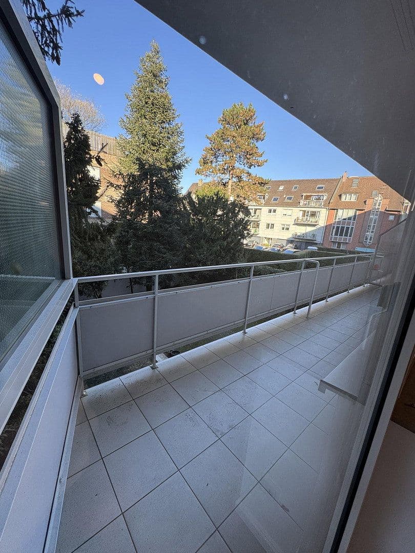 Prenájom bytu 3-izbový 90 m², Rheinallee 137, Düsseldorf, Severné Porýnie - Westfálsko Prenájom bytu 3-izbový 90 m², Rheinallee 137, Düsseldorf, Severné Porýnie - Westfálsko