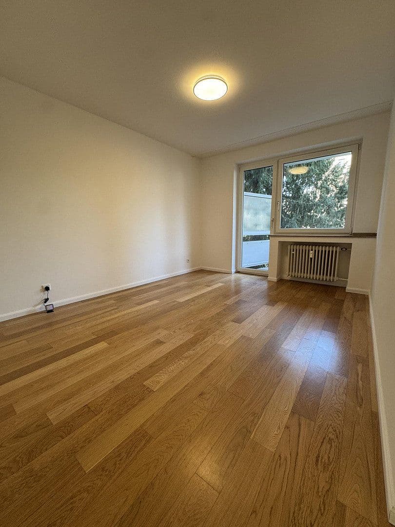 Prenájom bytu 3-izbový 90 m², Rheinallee 137, Düsseldorf, Severné Porýnie - Westfálsko Prenájom bytu 3-izbový 90 m², Rheinallee 137, Düsseldorf, Severné Porýnie - Westfálsko