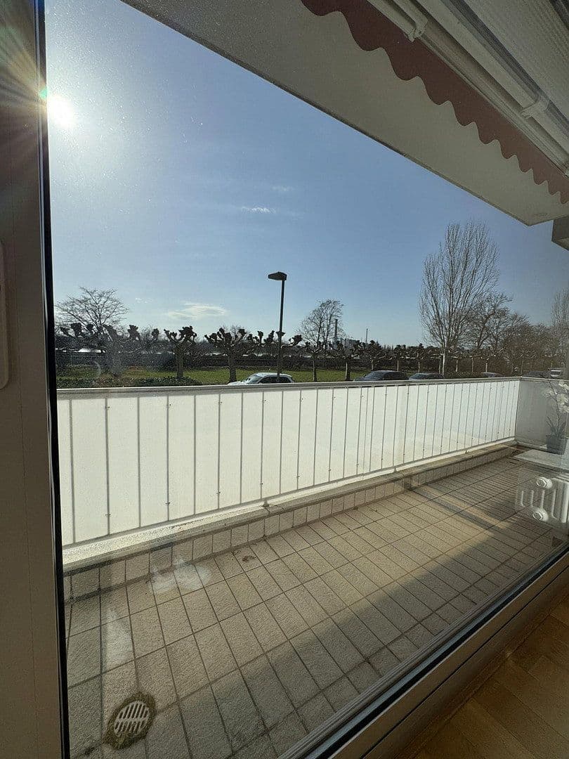 Prenájom bytu 3-izbový 90 m², Rheinallee 137, Düsseldorf, Severné Porýnie - Westfálsko Prenájom bytu 3-izbový 90 m², Rheinallee 137, Düsseldorf, Severné Porýnie - Westfálsko