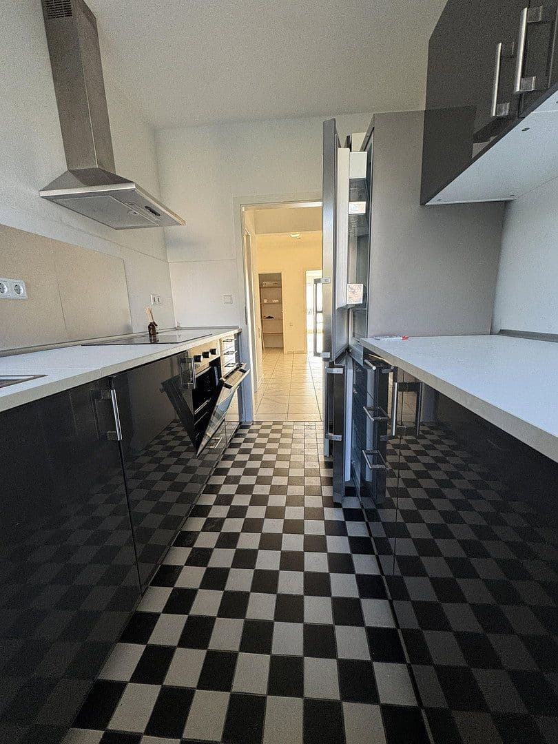 Prenájom bytu 3-izbový 90 m², Rheinallee 137, Düsseldorf, Severné Porýnie - Westfálsko Prenájom bytu 3-izbový 90 m², Rheinallee 137, Düsseldorf, Severné Porýnie - Westfálsko