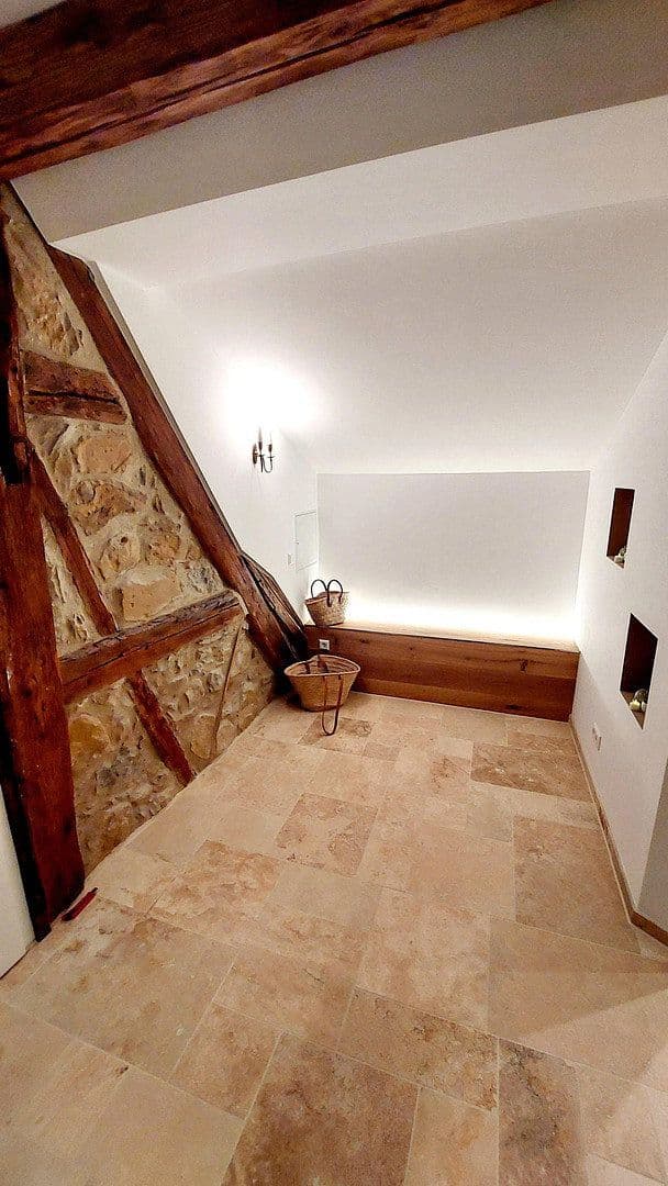 Prenájom bytu 4-izbový 130 m², Göppingen, Bádensko-Wurttembersko Prenájom bytu 4-izbový 130 m², Göppingen, Bádensko-Wurttembersko