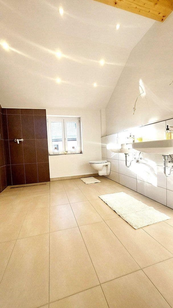 Prenájom bytu 4-izbový 130 m², Göppingen, Bádensko-Wurttembersko Prenájom bytu 4-izbový 130 m², Göppingen, Bádensko-Wurttembersko