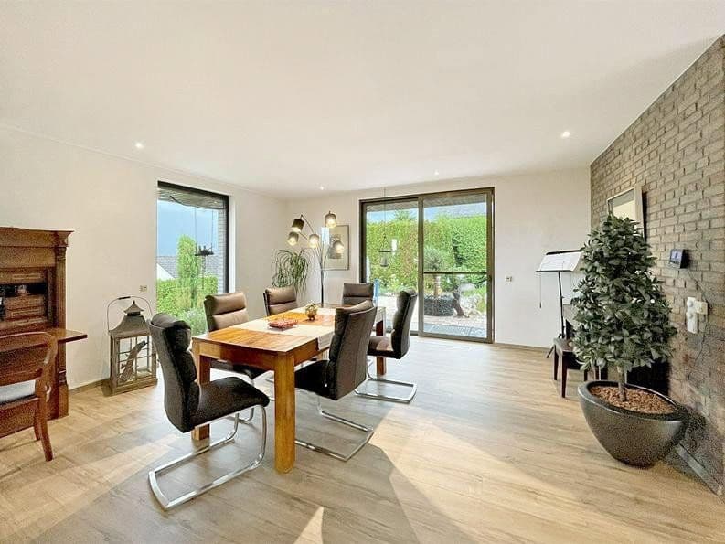 Predaj domu 224 m², pozemek 1.166 m², Winden, Porýnie-Falcko Predaj domu 224 m², pozemek 1.166 m², Winden, Porýnie-Falcko