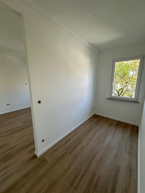 Prenájom bytu 3-izbový 90 m², Waldstromerstr. 18, Nürnberg, Bavorsko Prenájom bytu 3-izbový 90 m², Waldstromerstr. 18, Nürnberg, Bavorsko