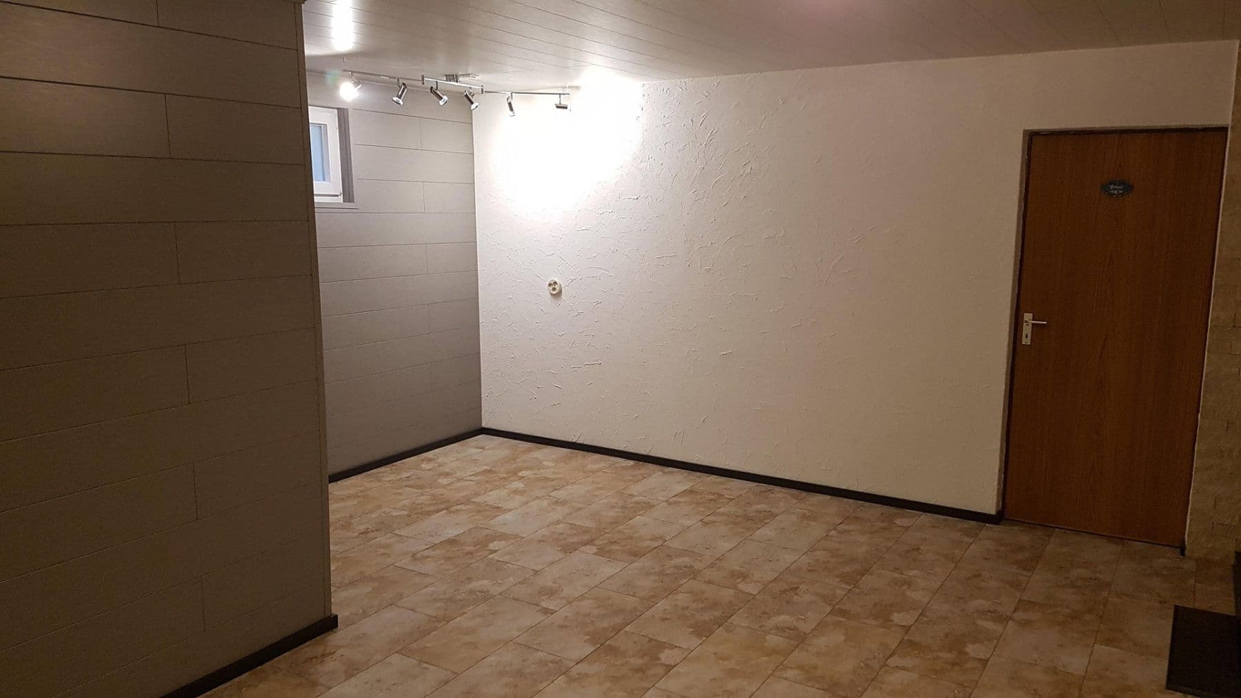 Prenájom bytu 3-izbový 100 m², Böbingen an der Rems, Bádensko-Wurttembersko Prenájom bytu 3-izbový 100 m², Böbingen an der Rems, Bádensko-Wurttembersko