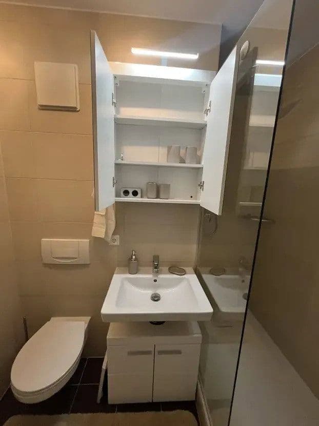 Prenájom bytu 2-izbový 61 m², Berlin, Berlín Prenájom bytu 2-izbový 61 m², Berlin, Berlín