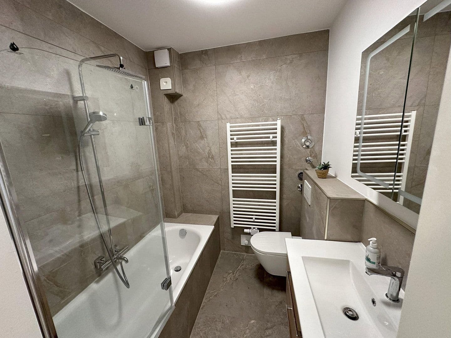 Prenájom bytu 2-izbový 60 m², Gökerstraße 87, Wilhelmshaven, Dolné Sasko Prenájom bytu 2-izbový 60 m², Gökerstraße 87, Wilhelmshaven, Dolné Sasko