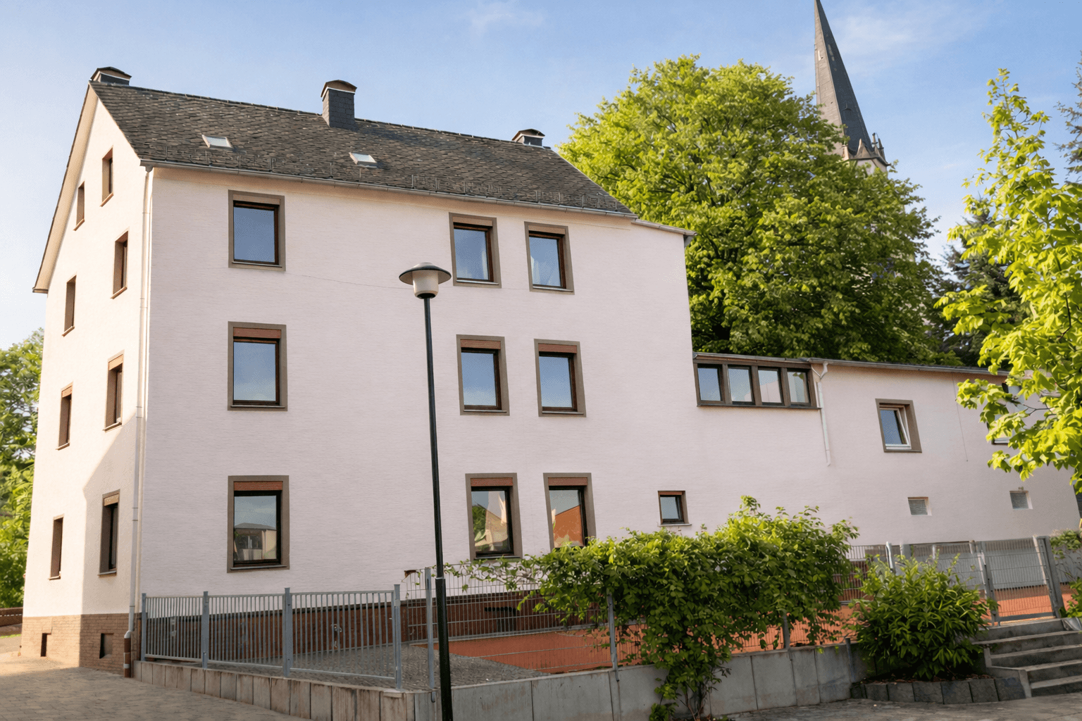 Predaj domu 370 m², pozemek 367 m², Höhr-Grenzhausen, Porýnie-Falcko Predaj domu 370 m², pozemek 367 m², Höhr-Grenzhausen, Porýnie-Falcko