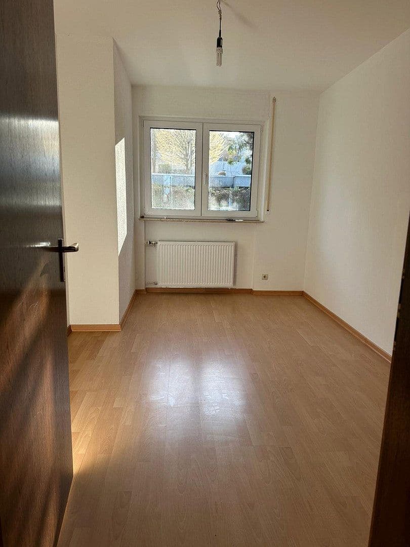 Prenájom bytu 4-izbový 120 m², Uhingen, Bádensko-Wurttembersko Prenájom bytu 4-izbový 120 m², Uhingen, Bádensko-Wurttembersko