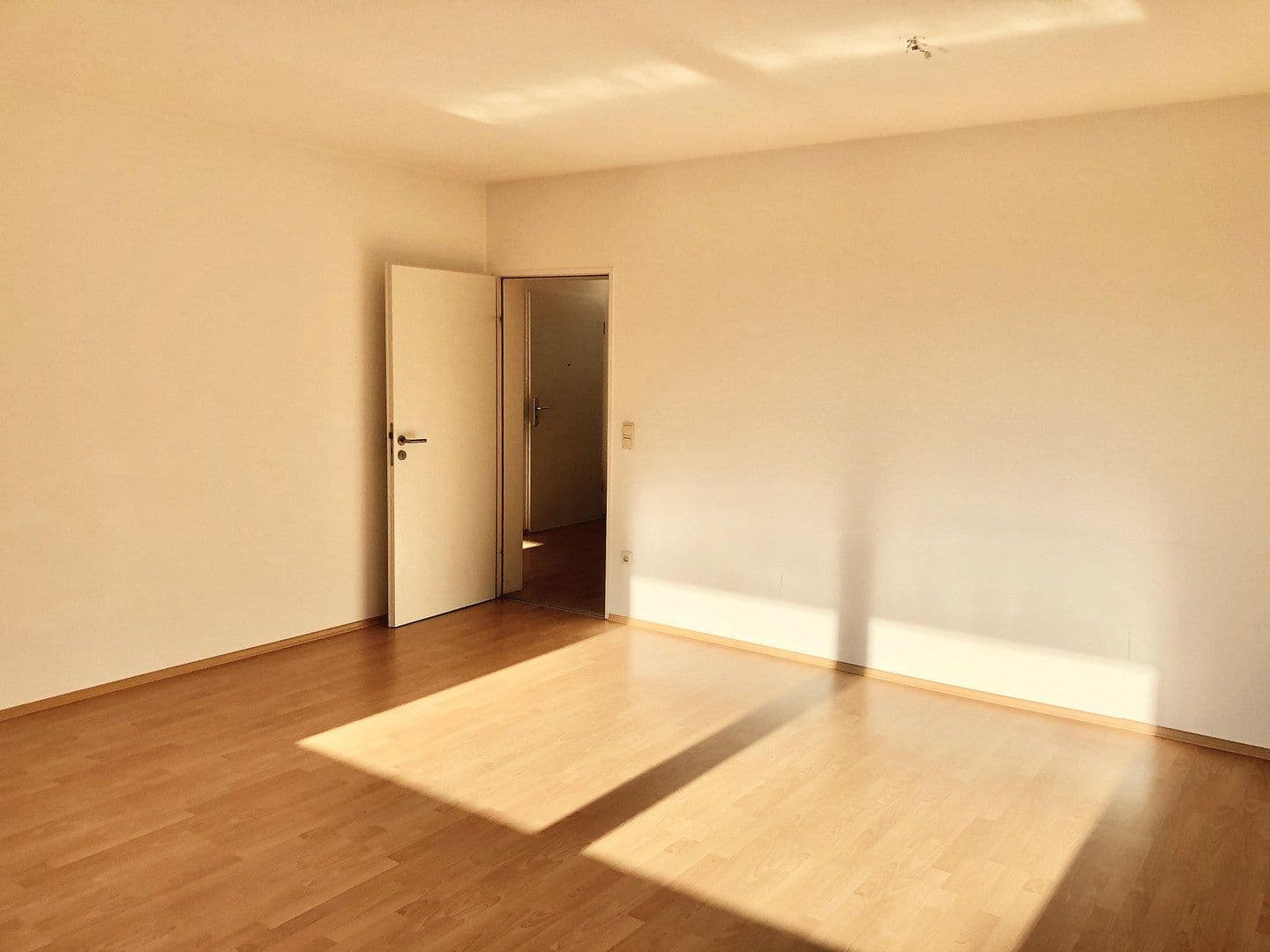 Prenájom bytu 3-izbový 83 m², München, Bavorsko Prenájom bytu 3-izbový 83 m², München, Bavorsko