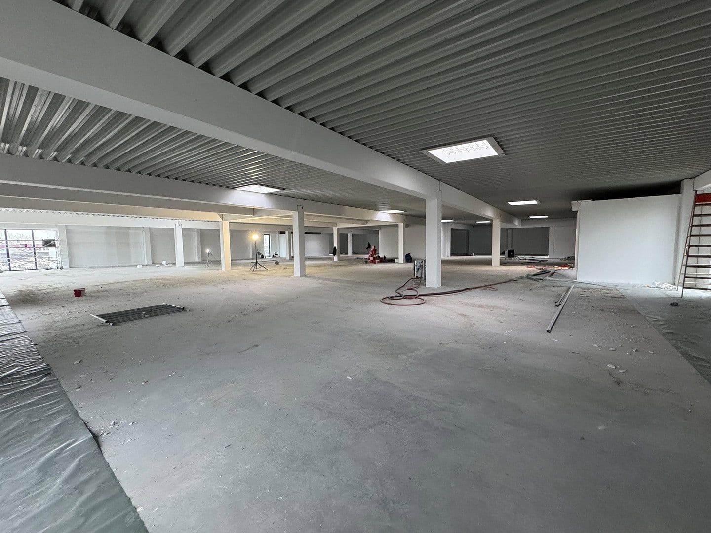 Prenájom nebytového priestoru 1.000 m², Rostock, Meklenbursko-Predpomoransko Prenájom nebytového priestoru 1.000 m², Rostock, Meklenbursko-Predpomoransko