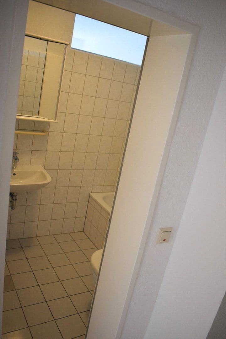 Prenájom bytu 1-izbový 40 m², Schiersteiner Straße, Wiesbaden, Hesensko Prenájom bytu 1-izbový 40 m², Schiersteiner Straße, Wiesbaden, Hesensko