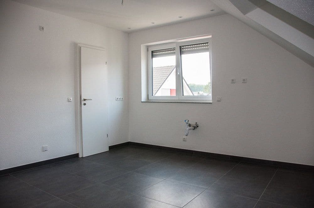 Prenájom bytu 5-izbový 170 m², Niederkassel, Severné Porýnie - Westfálsko Prenájom bytu 5-izbový 170 m², Niederkassel, Severné Porýnie - Westfálsko