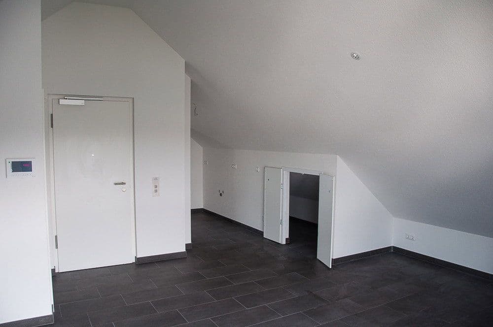 Prenájom bytu 5-izbový 170 m², Niederkassel, Severné Porýnie - Westfálsko Prenájom bytu 5-izbový 170 m², Niederkassel, Severné Porýnie - Westfálsko