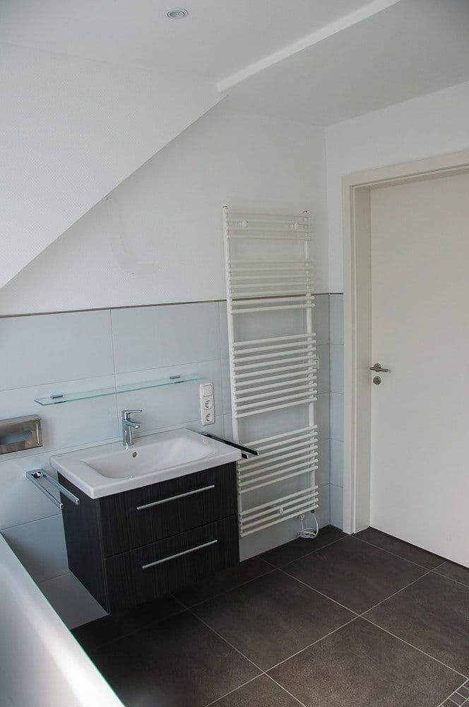 Prenájom bytu 5-izbový 170 m², Niederkassel, Severné Porýnie - Westfálsko Prenájom bytu 5-izbový 170 m², Niederkassel, Severné Porýnie - Westfálsko