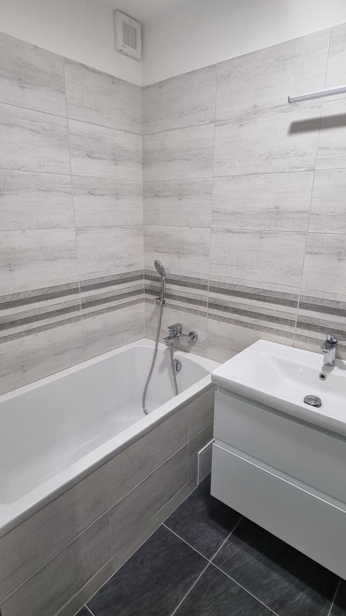 Prenájom bytu 3-izbový 77 m², Vendolí, Pardubický kraj Prenájom bytu 3-izbový 77 m², Vendolí, Pardubický kraj