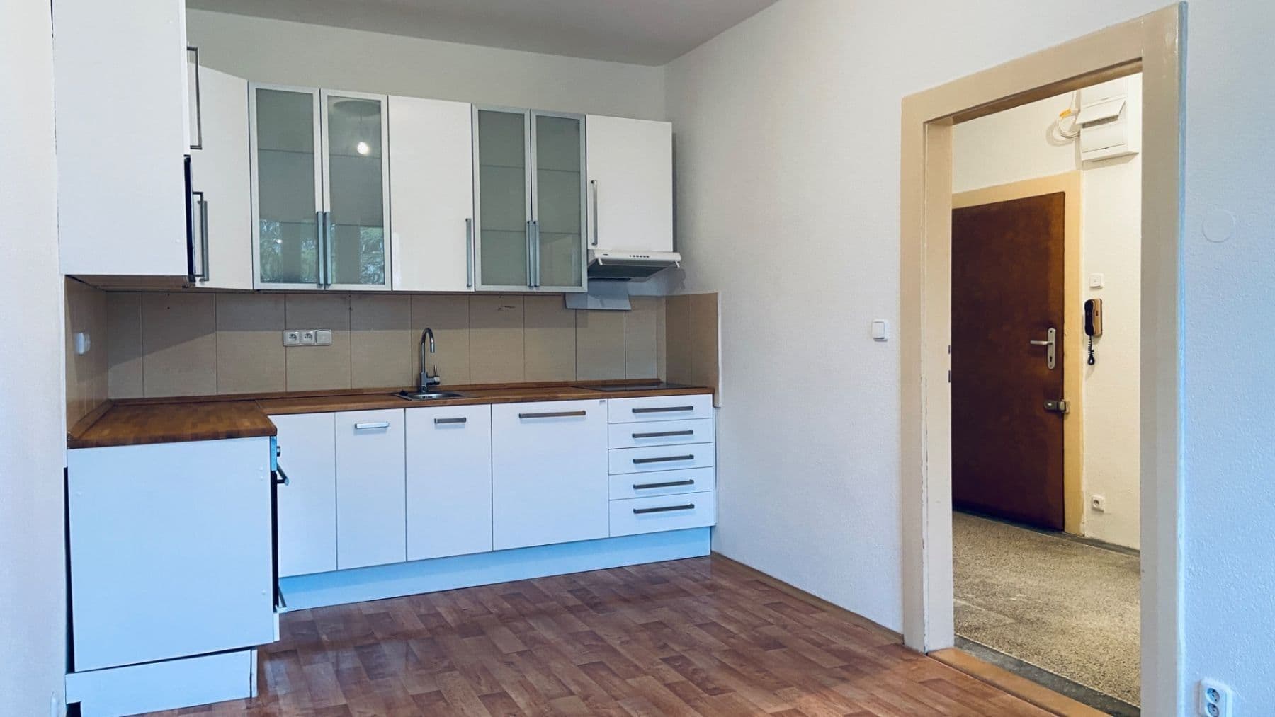 Prenájom bytu 2-izbový 50 m², Komunardů, Praha, Praha Prenájom bytu 2-izbový 50 m², Komunardů, Praha, Praha