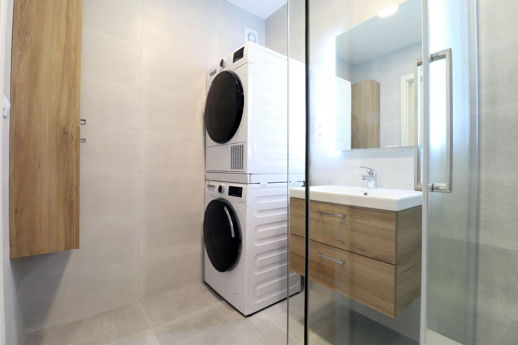 Prenájom bytu 3-izbový 76 m², Ostromečská, Praha, Praha Prenájom bytu 3-izbový 76 m², Ostromečská, Praha, Praha