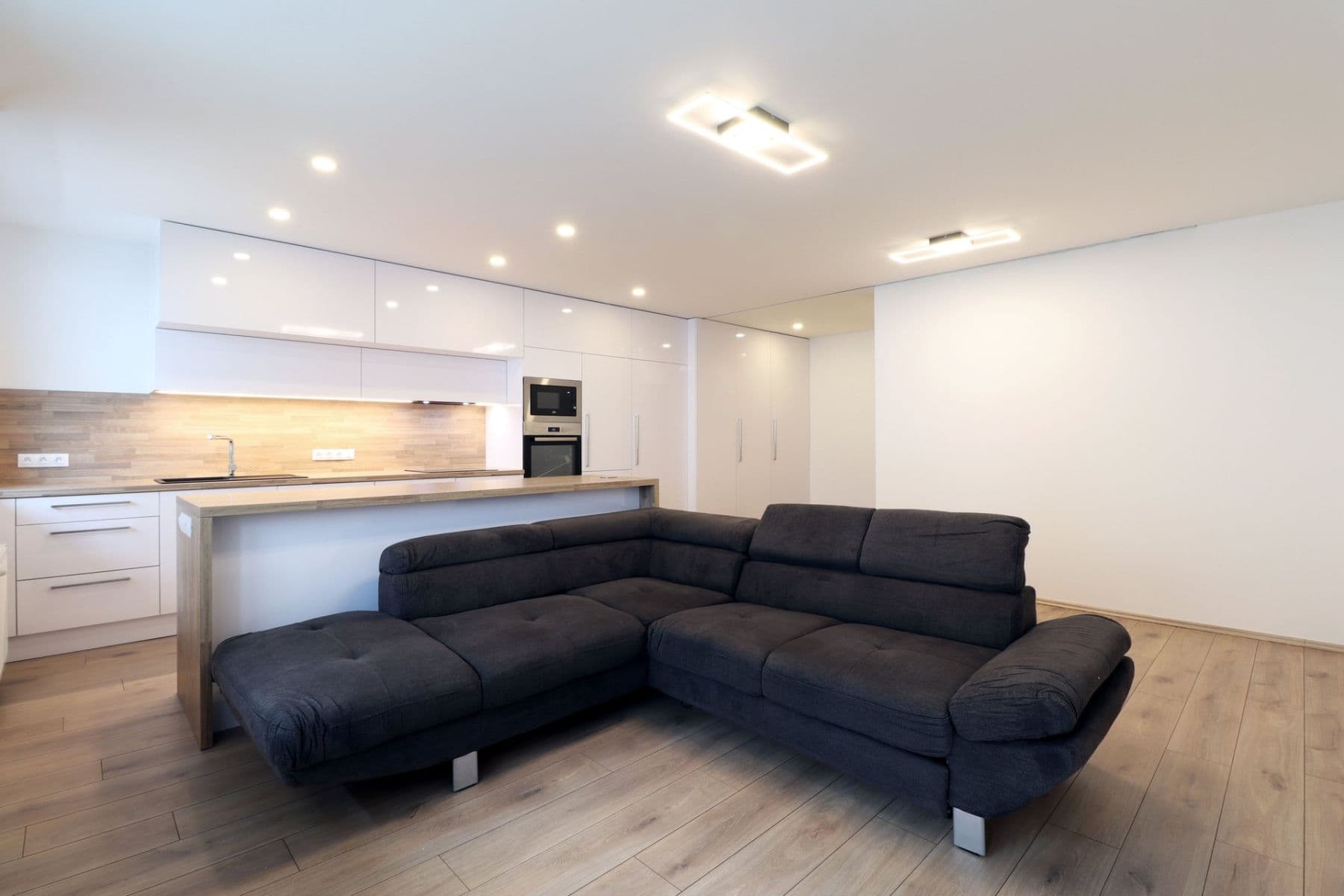 Prenájom bytu 3-izbový 76 m², Ostromečská, Praha, Praha Prenájom bytu 3-izbový 76 m², Ostromečská, Praha, Praha