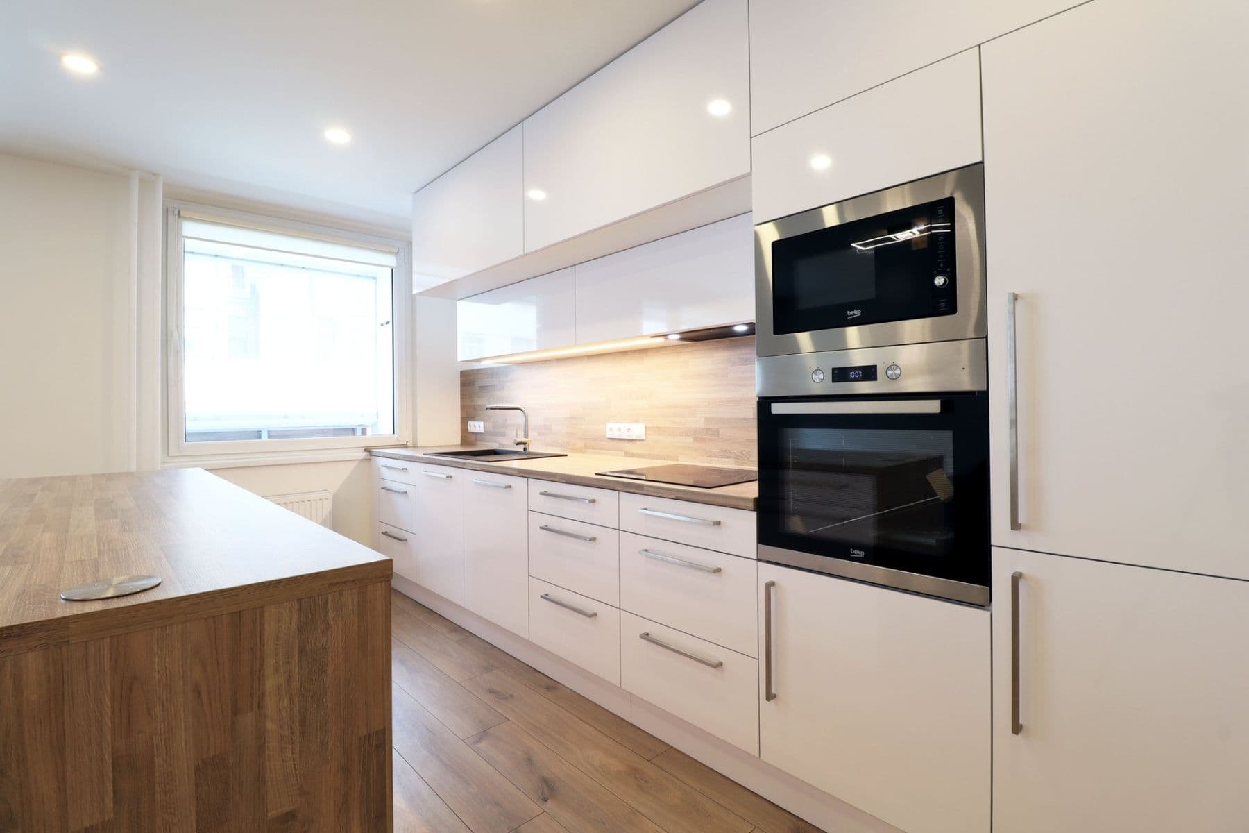 Prenájom bytu 3-izbový 76 m², Ostromečská, Praha, Praha Prenájom bytu 3-izbový 76 m², Ostromečská, Praha, Praha