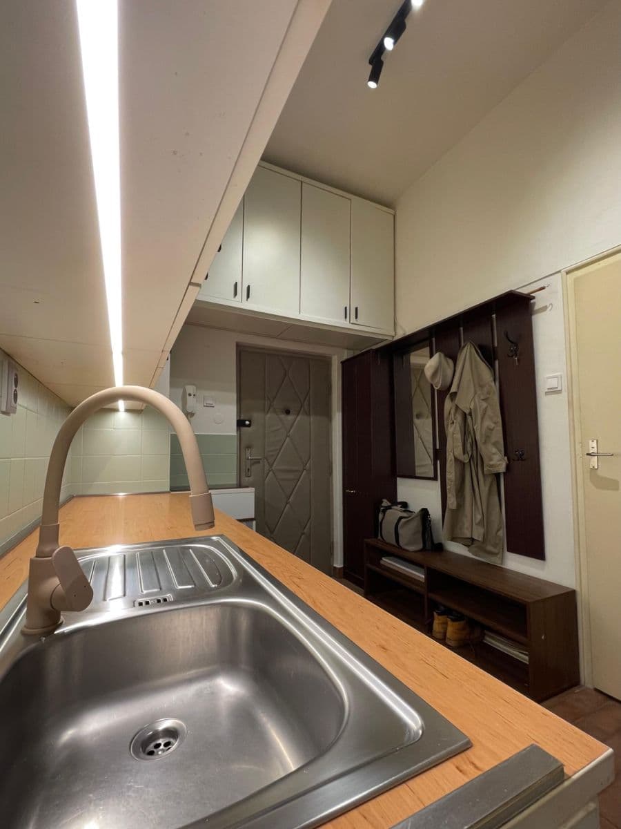 Prenájom bytu 1-izbový 31 m², 28. pluku, Praha, Praha Prenájom bytu 1-izbový 31 m², 28. pluku, Praha, Praha