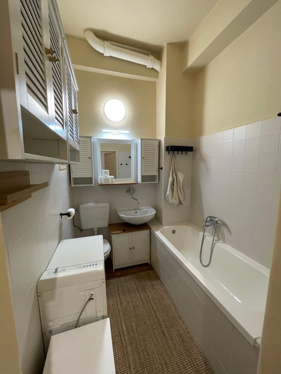 Prenájom bytu 1-izbový 31 m², 28. pluku, Praha, Praha Prenájom bytu 1-izbový 31 m², 28. pluku, Praha, Praha