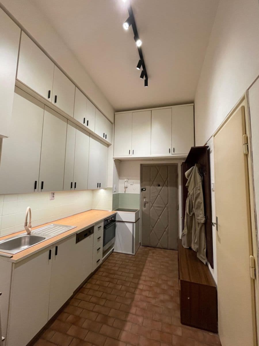 Prenájom bytu 1-izbový 31 m², 28. pluku, Praha, Praha Prenájom bytu 1-izbový 31 m², 28. pluku, Praha, Praha