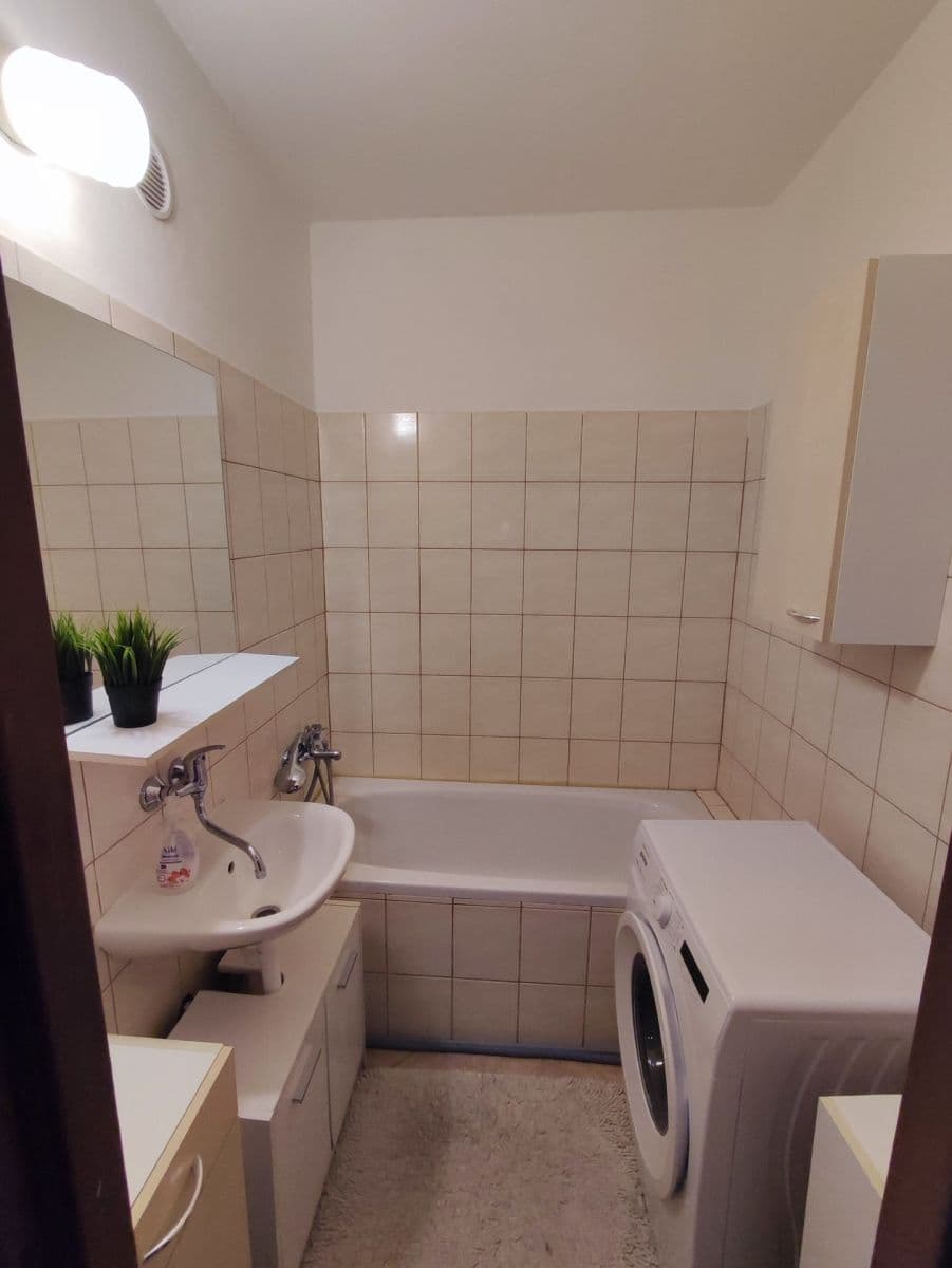 Prenájom bytu 3-izbový 74 m², Rovniankova, Petržalka, Bratislavský kraj Prenájom bytu 3-izbový 74 m², Rovniankova, Petržalka, Bratislavský kraj
