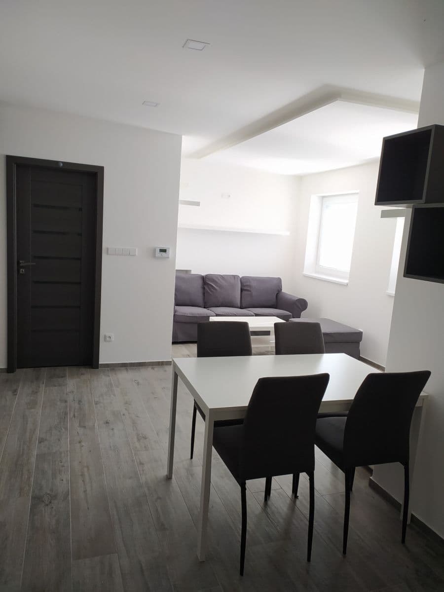 Prenájom bytu 2-izbový 42 m², Čisovická, Mníšek pod Brdy, Středočeský kraj Prenájom bytu 2-izbový 42 m², Čisovická, Mníšek pod Brdy, Středočeský kraj