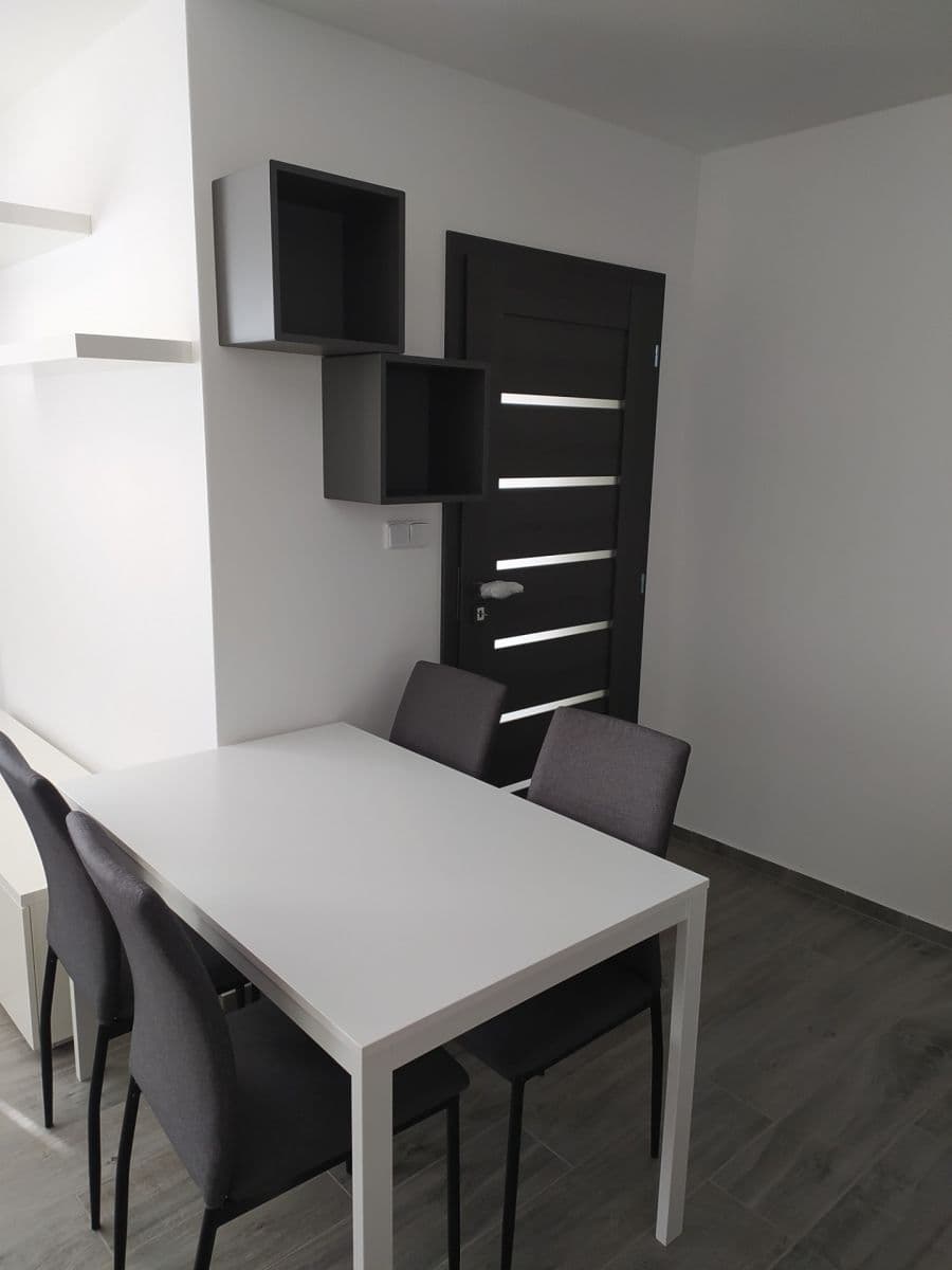 Prenájom bytu 2-izbový 42 m², Čisovická, Mníšek pod Brdy, Středočeský kraj Prenájom bytu 2-izbový 42 m², Čisovická, Mníšek pod Brdy, Středočeský kraj