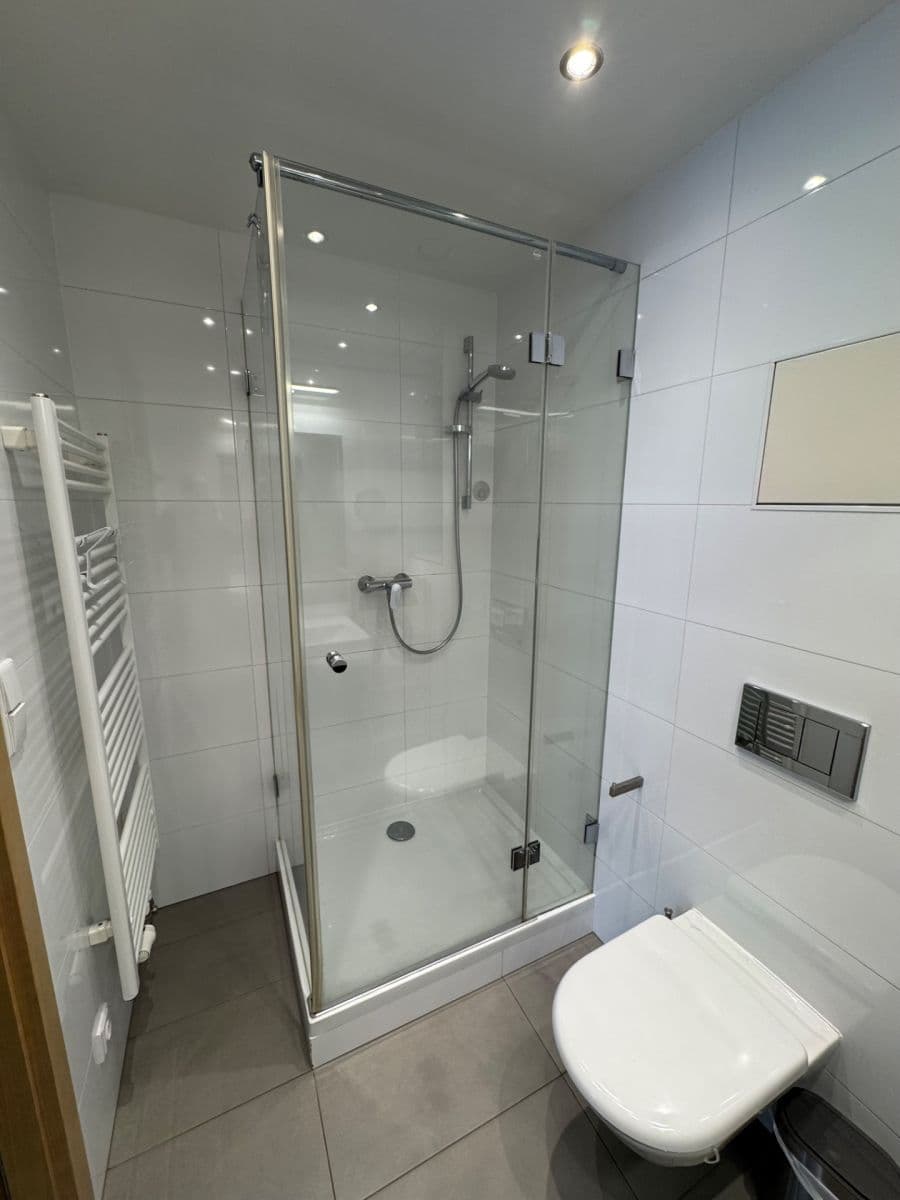 Prenájom bytu 4-izbový 92 m², U Dívčích hradů, Praha, Praha Prenájom bytu 4-izbový 92 m², U Dívčích hradů, Praha, Praha