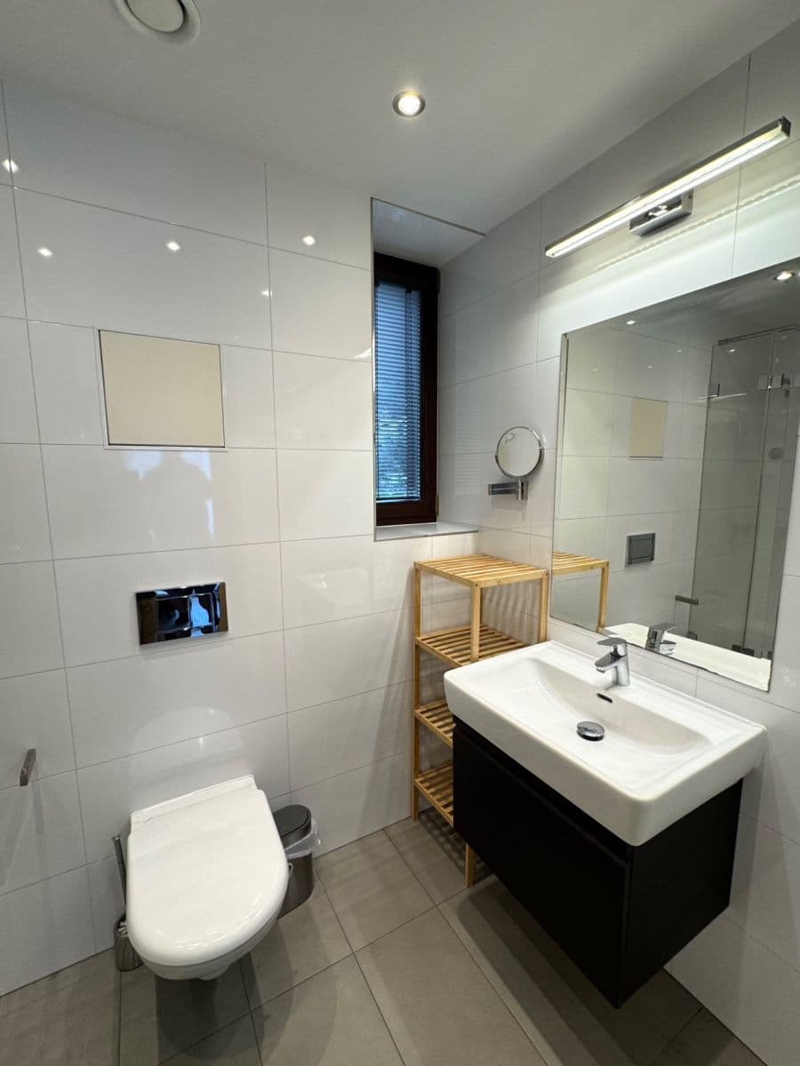 Prenájom bytu 4-izbový 92 m², U Dívčích hradů, Praha, Praha Prenájom bytu 4-izbový 92 m², U Dívčích hradů, Praha, Praha