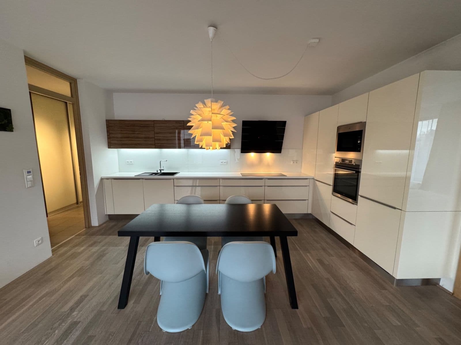 Prenájom bytu 4-izbový 92 m², U Dívčích hradů, Praha, Praha Prenájom bytu 4-izbový 92 m², U Dívčích hradů, Praha, Praha