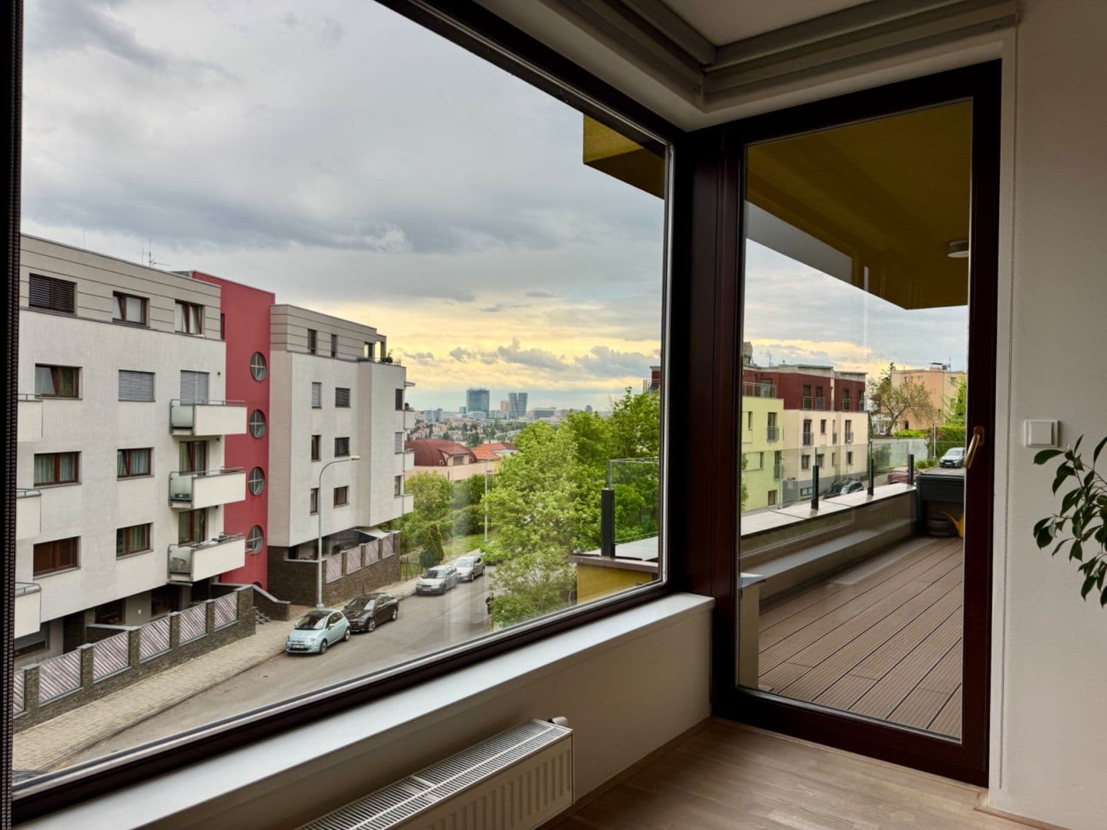 Prenájom bytu 4-izbový 92 m², U Dívčích hradů, Praha, Praha Prenájom bytu 4-izbový 92 m², U Dívčích hradů, Praha, Praha