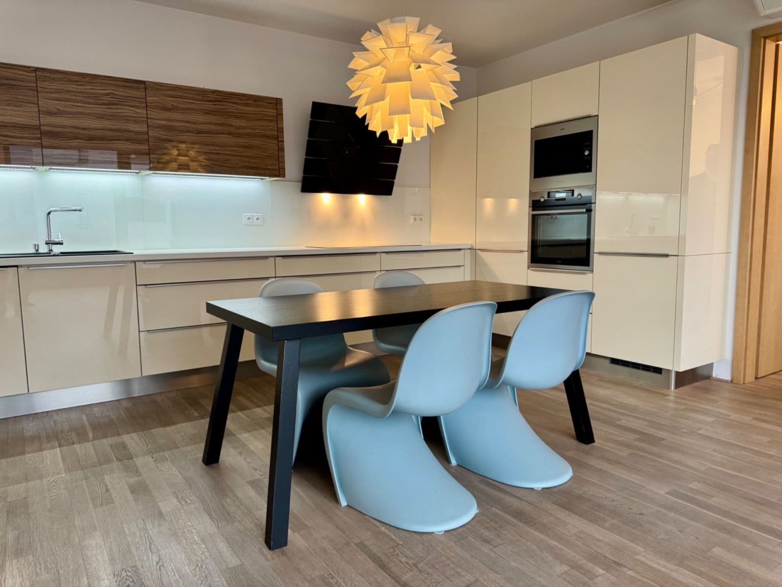 Prenájom bytu 4-izbový 92 m², U Dívčích hradů, Praha, Praha Prenájom bytu 4-izbový 92 m², U Dívčích hradů, Praha, Praha