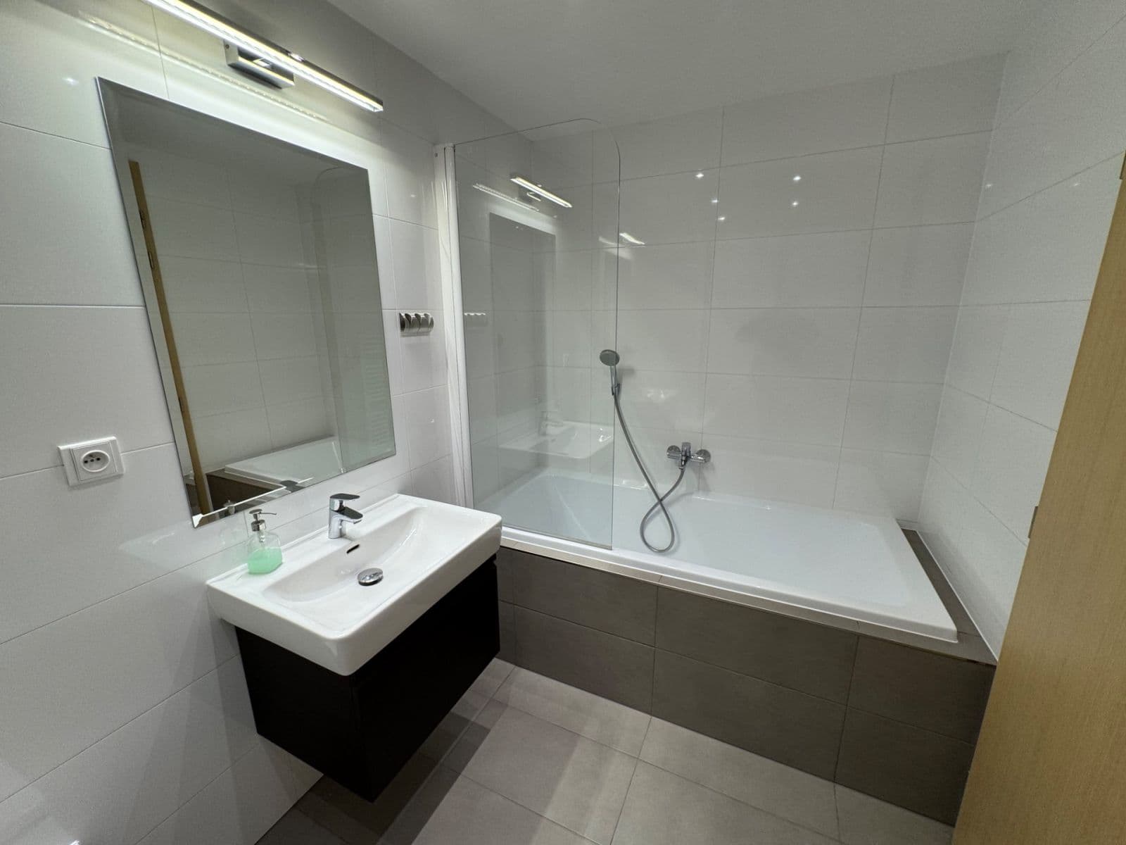 Prenájom bytu 4-izbový 92 m², U Dívčích hradů, Praha, Praha Prenájom bytu 4-izbový 92 m², U Dívčích hradů, Praha, Praha