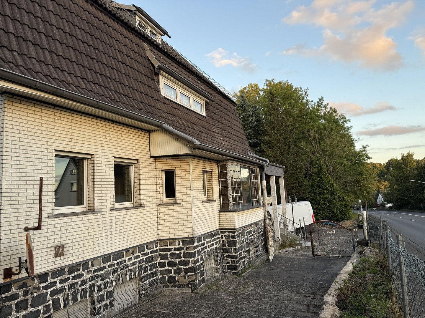 Predaj domu 151 m², pozemek 1.023 m², Kölner Straße 26, Helmenzen, Porýnie-Falcko Predaj domu 151 m², pozemek 1.023 m², Kölner Straße 26, Helmenzen, Porýnie-Falcko