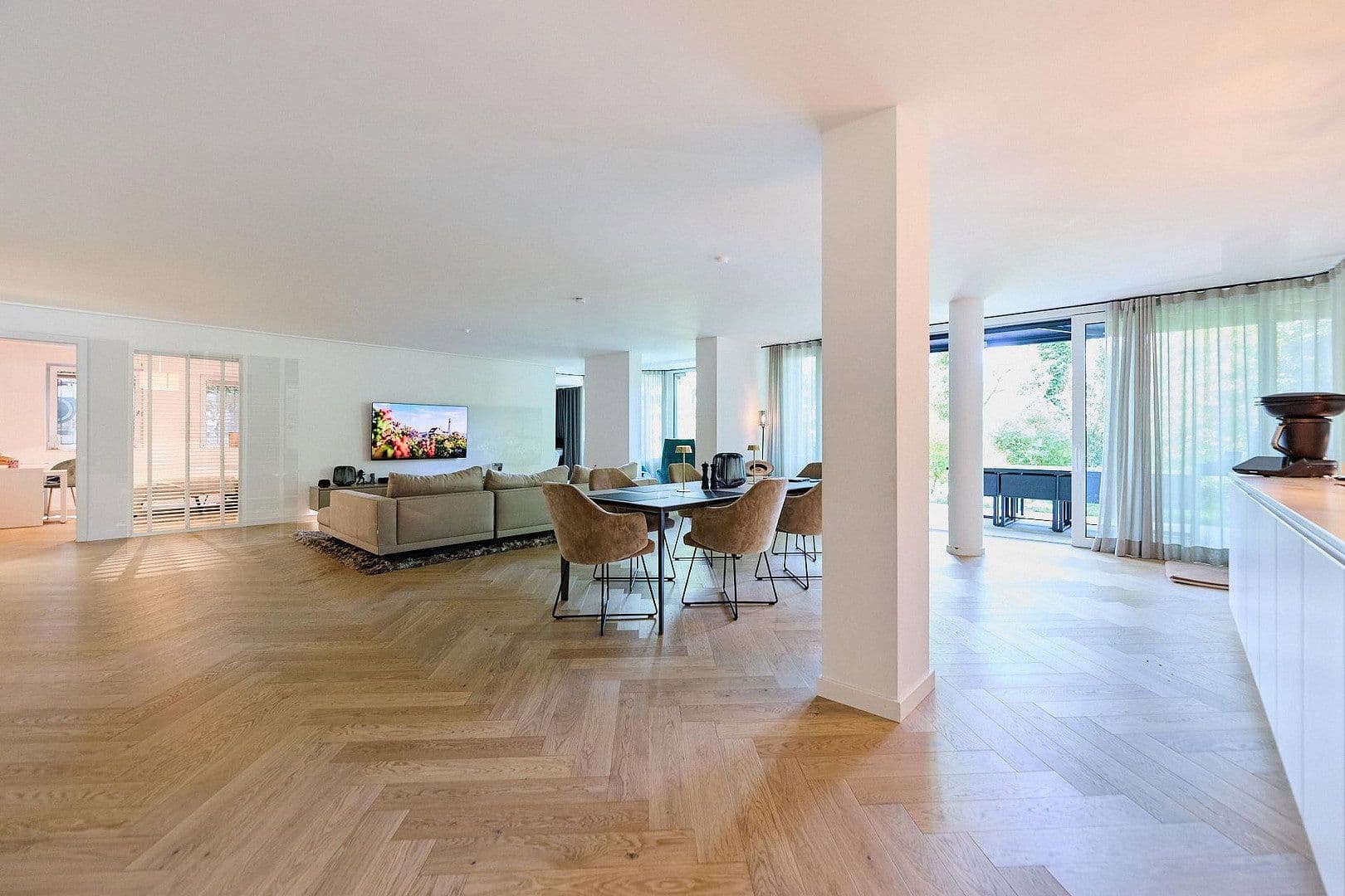 Prenájom bytu 5-izbový 219 m², Lakronstrasse, Düsseldorf, Severné Porýnie - Westfálsko Prenájom bytu 5-izbový 219 m², Lakronstrasse, Düsseldorf, Severné Porýnie - Westfálsko