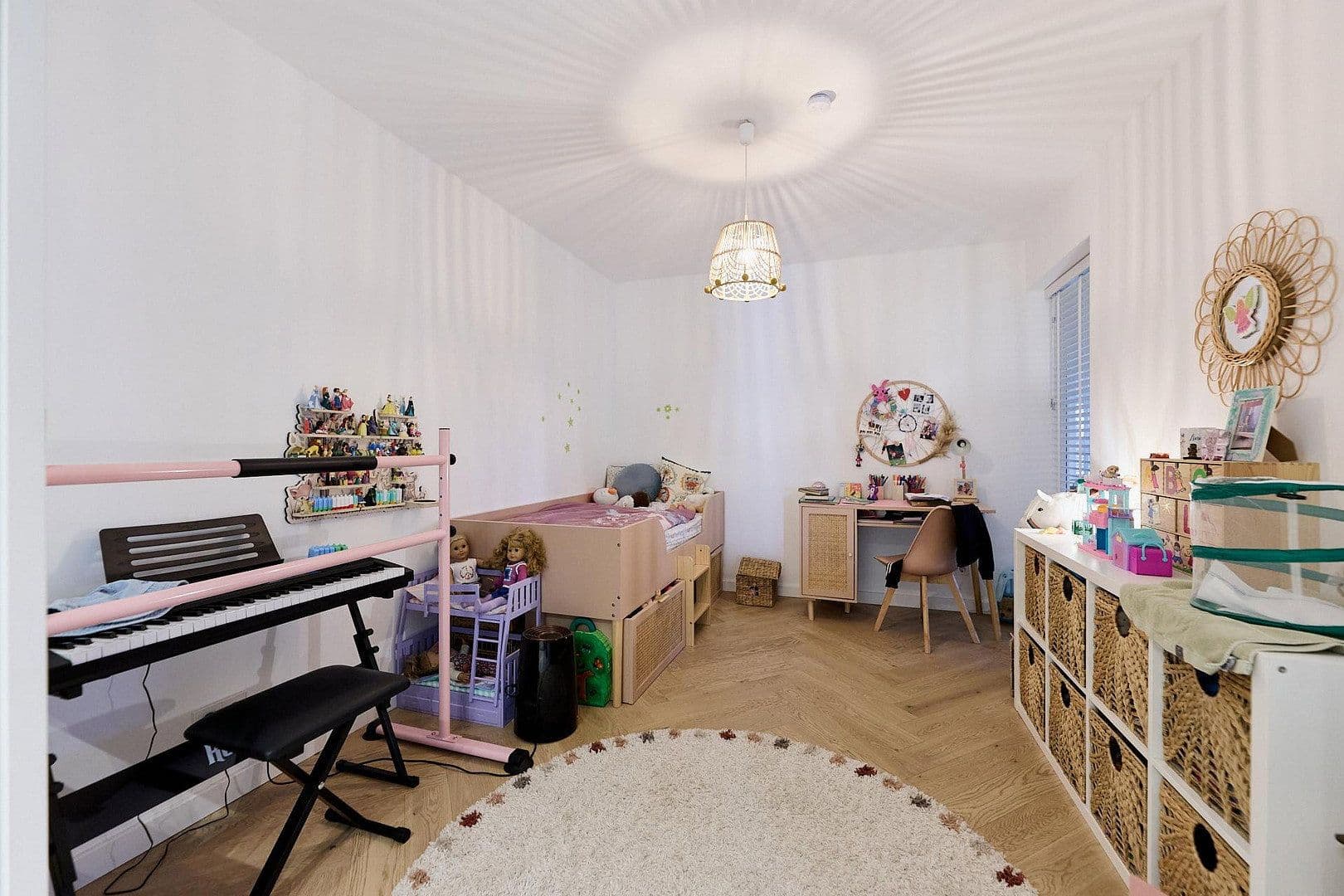 Prenájom bytu 5-izbový 219 m², Lakronstrasse, Düsseldorf, Severné Porýnie - Westfálsko Prenájom bytu 5-izbový 219 m², Lakronstrasse, Düsseldorf, Severné Porýnie - Westfálsko