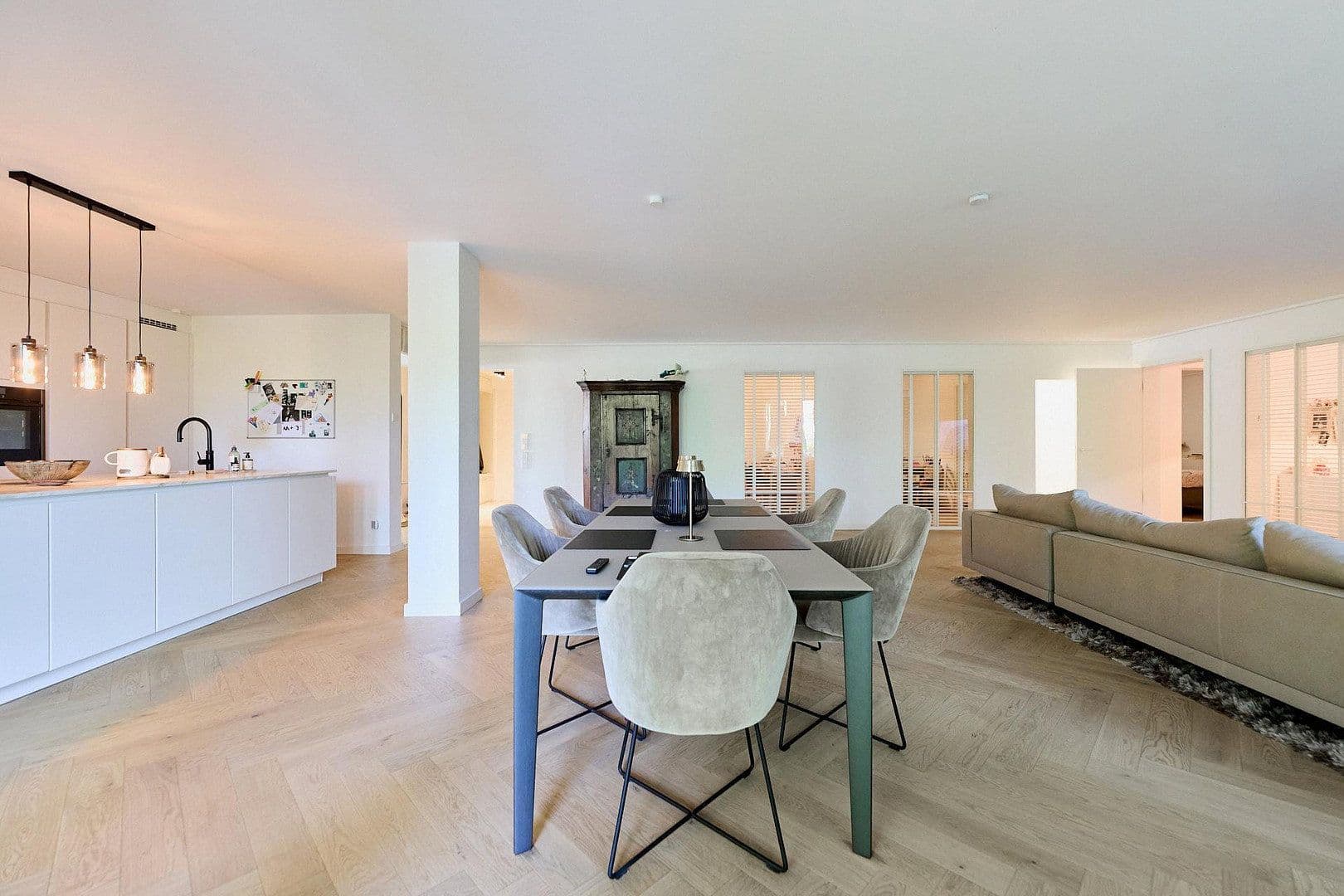 Prenájom bytu 5-izbový 219 m², Lakronstrasse, Düsseldorf, Severné Porýnie - Westfálsko Prenájom bytu 5-izbový 219 m², Lakronstrasse, Düsseldorf, Severné Porýnie - Westfálsko