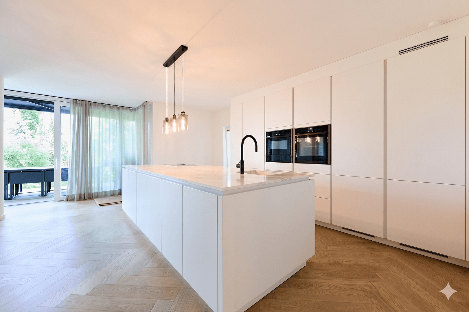 Prenájom bytu 5-izbový 219 m², Lakronstrasse, Düsseldorf, Severné Porýnie - Westfálsko Prenájom bytu 5-izbový 219 m², Lakronstrasse, Düsseldorf, Severné Porýnie - Westfálsko