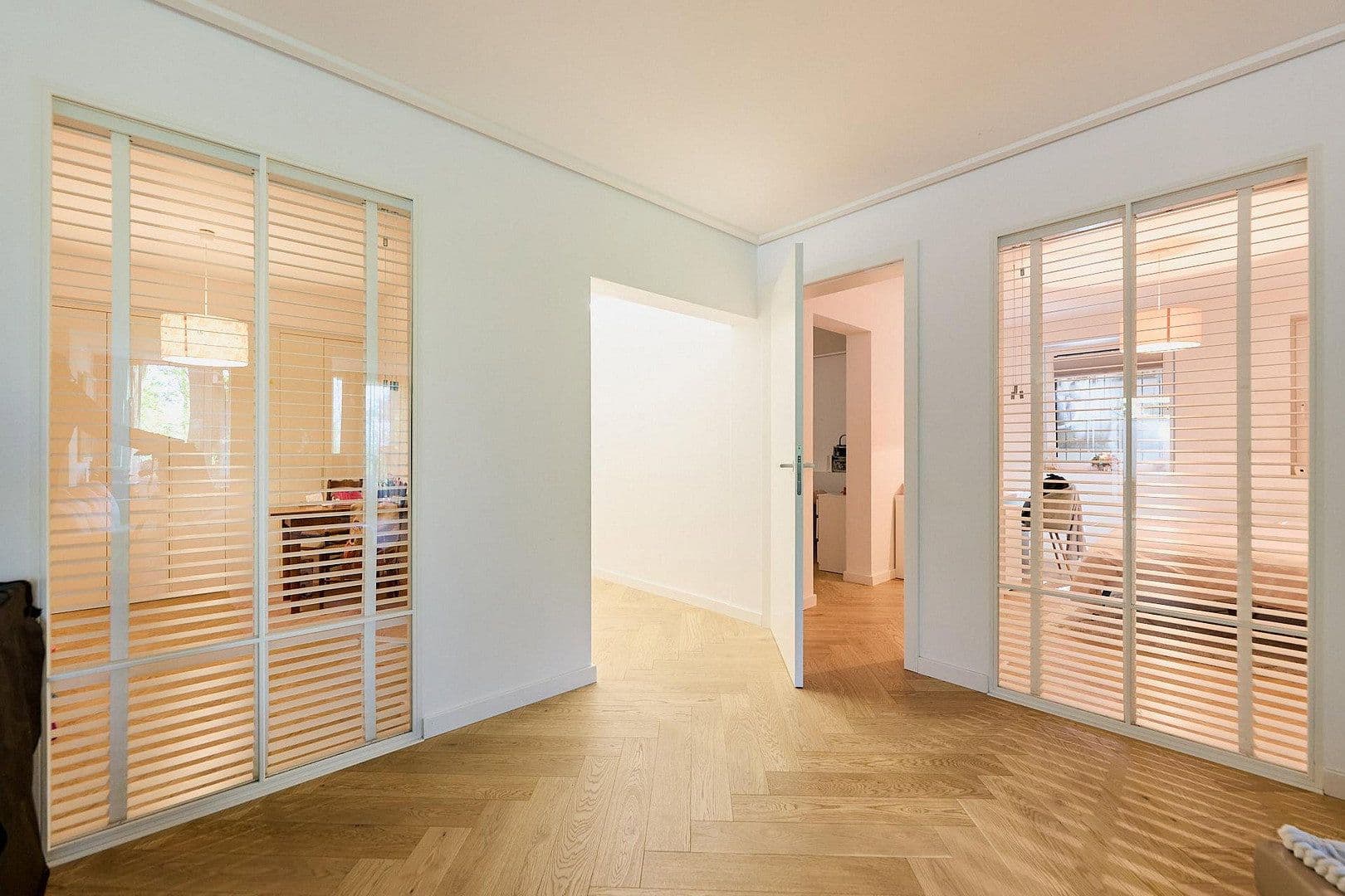 Prenájom bytu 5-izbový 219 m², Lakronstrasse, Düsseldorf, Severné Porýnie - Westfálsko Prenájom bytu 5-izbový 219 m², Lakronstrasse, Düsseldorf, Severné Porýnie - Westfálsko