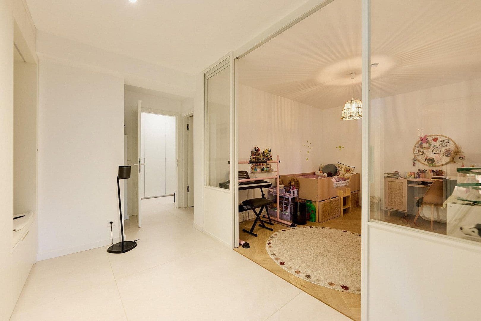 Prenájom bytu 5-izbový 219 m², Lakronstrasse, Düsseldorf, Severné Porýnie - Westfálsko Prenájom bytu 5-izbový 219 m², Lakronstrasse, Düsseldorf, Severné Porýnie - Westfálsko