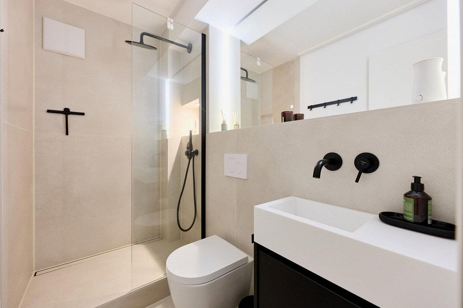 Prenájom bytu 5-izbový 219 m², Lakronstrasse, Düsseldorf, Severné Porýnie - Westfálsko Prenájom bytu 5-izbový 219 m², Lakronstrasse, Düsseldorf, Severné Porýnie - Westfálsko