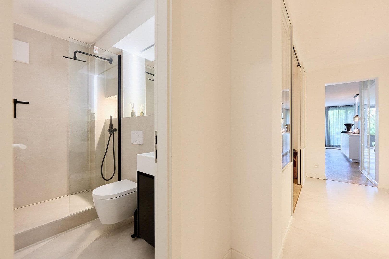 Prenájom bytu 5-izbový 219 m², Lakronstrasse, Düsseldorf, Severné Porýnie - Westfálsko Prenájom bytu 5-izbový 219 m², Lakronstrasse, Düsseldorf, Severné Porýnie - Westfálsko