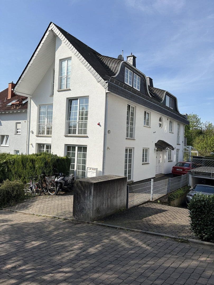 Prenájom bytu 4-izbový 119 m², Frankfurt am Main, Hesensko Prenájom bytu 4-izbový 119 m², Frankfurt am Main, Hesensko