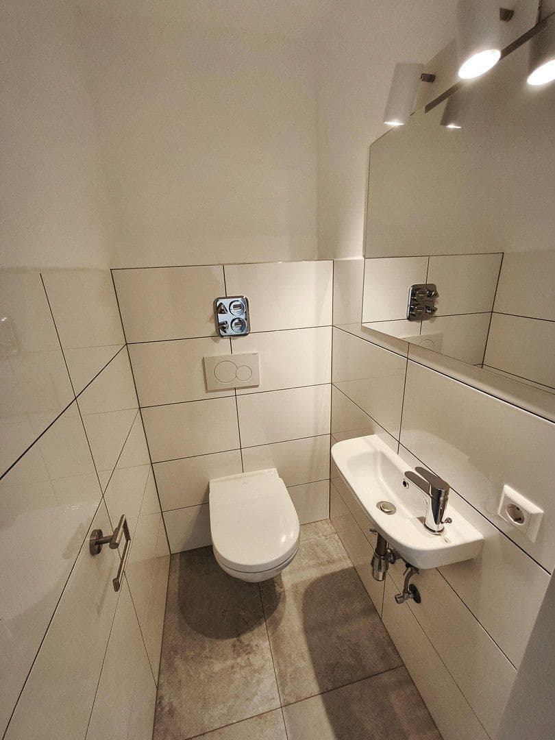 Prenájom bytu 5-izbový 112 m², Karlsruhe, Bádensko-Wurttembersko Prenájom bytu 5-izbový 112 m², Karlsruhe, Bádensko-Wurttembersko