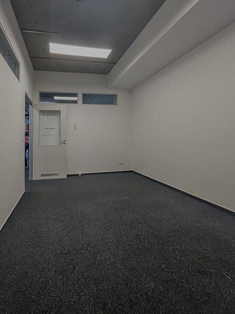 Prenájom kancelárie 230 m², Porschestrasse 2, Fellbach, Bádensko-Wurttembersko Prenájom kancelárie 230 m², Porschestrasse 2, Fellbach, Bádensko-Wurttembersko